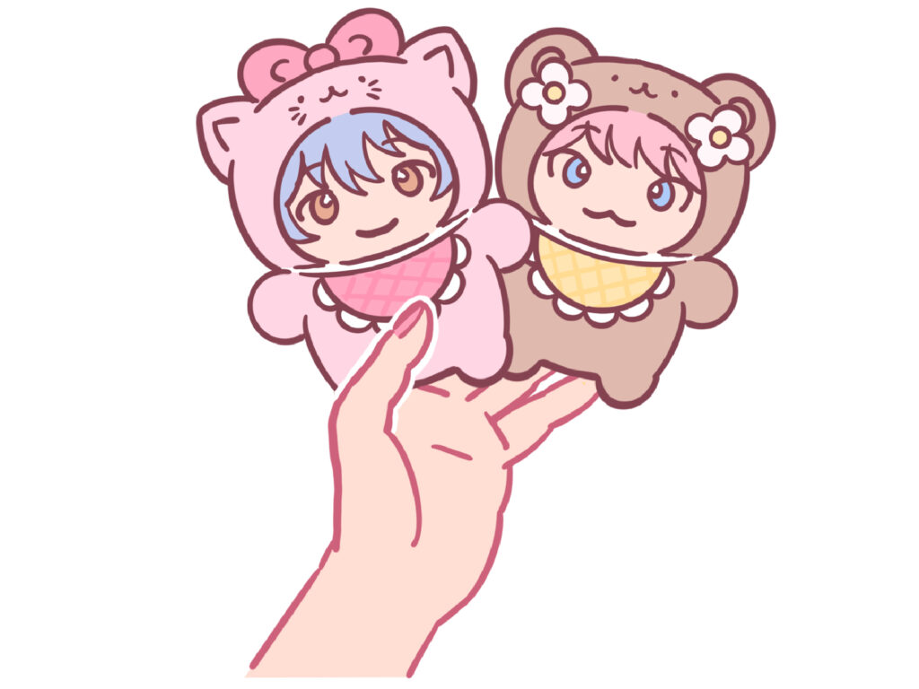 小さいサイズのかわいいアニメのぬいぐるみを2個手に持っている