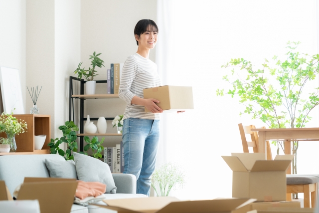アニメグッズ買取店へグッズを持ち込もうとしている女性