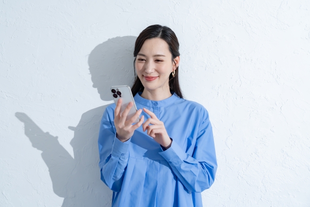 大人の女性がネットで近所にアニメグッズ専門の買取店があるかを検索している