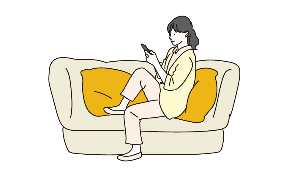 自宅のソファからスマホでミニクラのサイトをチェックする女性