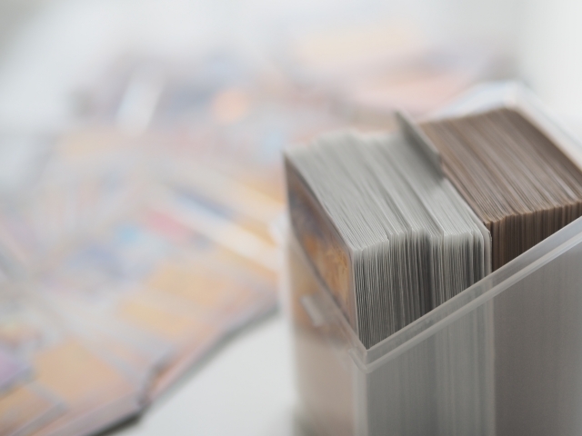 ケースに入っているカードの束