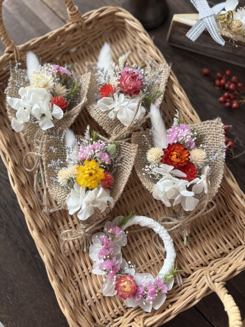 ドライフラワーのブーケが5つあるカゴ