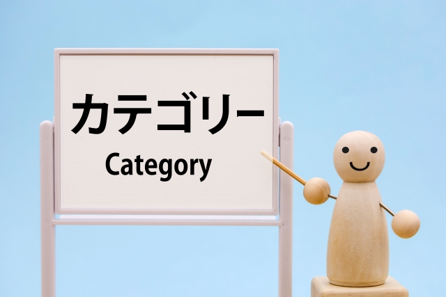 ディスプレイするグッズを種類別に分けることについて説明する様子